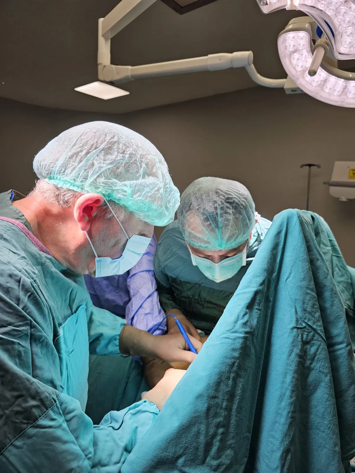 Ameliyat sırasında Op. Dr. Oktay Çelik ve ekibi
